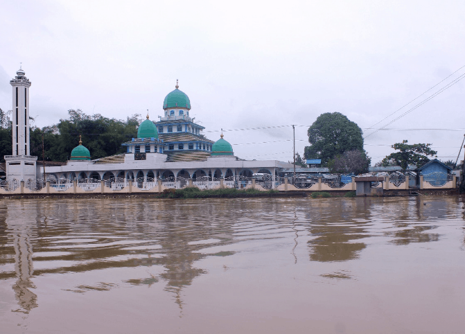 Masjid Jami' Sungai Banar saat Banjir Kali Negara